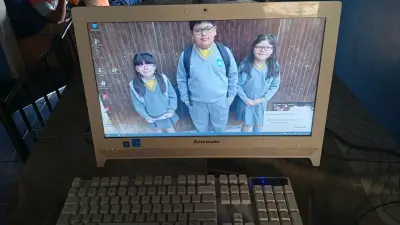 Computador de escritorio Lenovo - miniatura 1