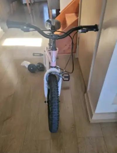 Bicicleta infantil rosada con rueditas - miniatura 2