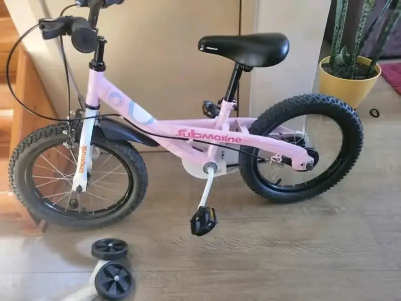 Bicicleta infantil rosada con rueditas - 3