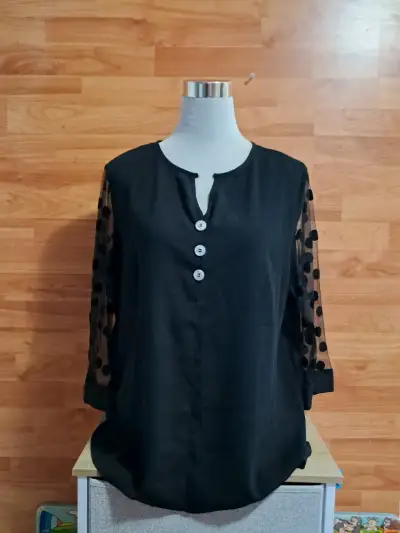 Blusa negra con mangas de malla - miniatura 1