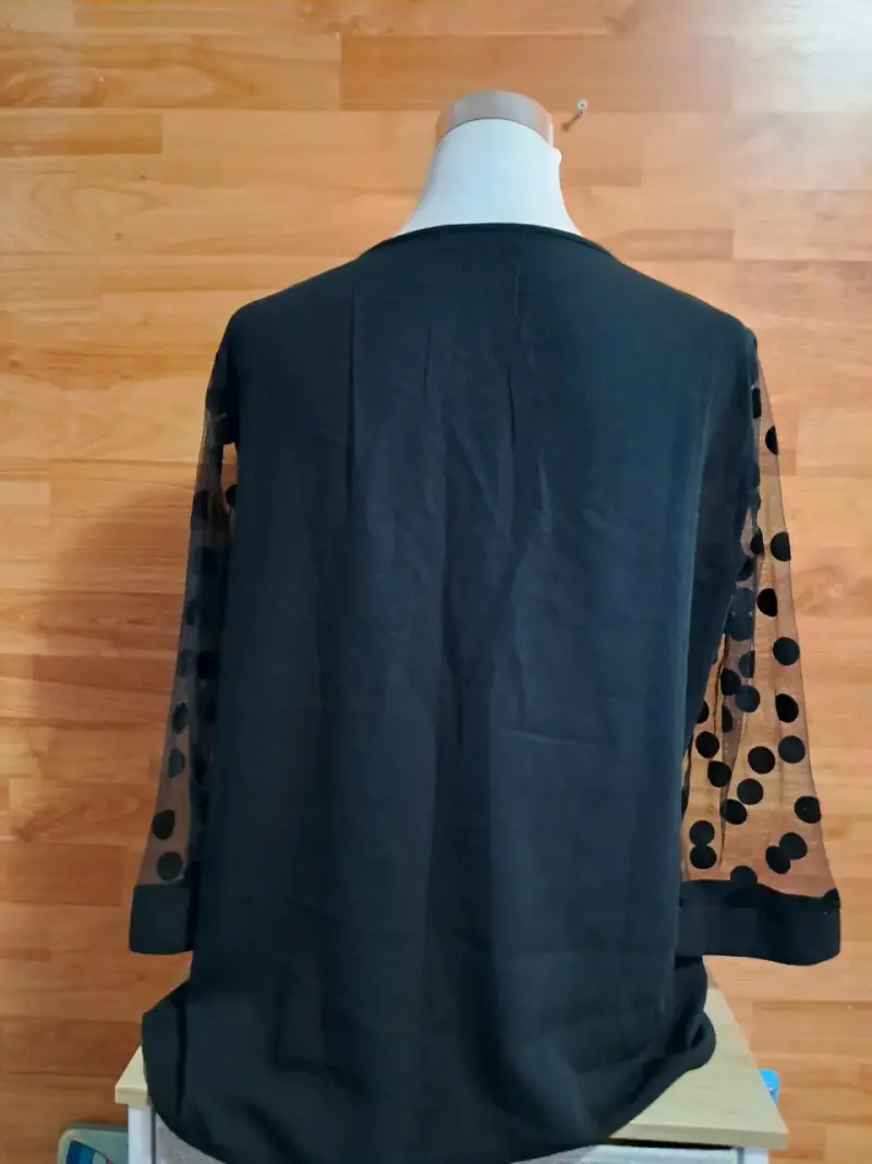 Blusa negra con mangas de malla - 2