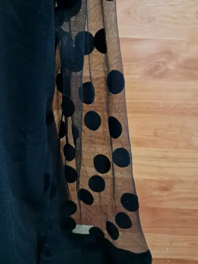 Blusa negra con mangas de malla - miniatura 3