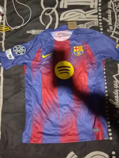 Camiseta fútbol Barcelona azul y roja - miniatura 1