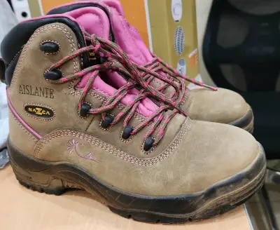 Zapatos de seguridad café y rosadas - miniatura 1