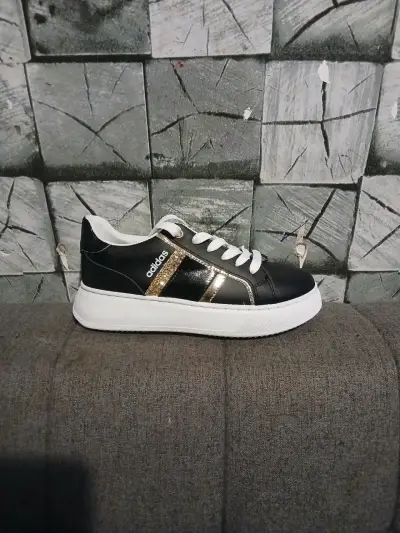 Zapatillas negras con detalles dorados - miniatura 1