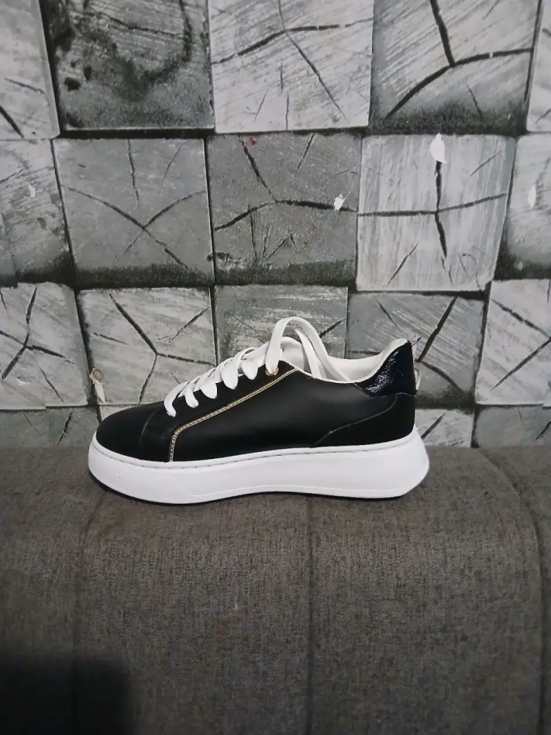 Zapatillas negras con detalles dorados - 2
