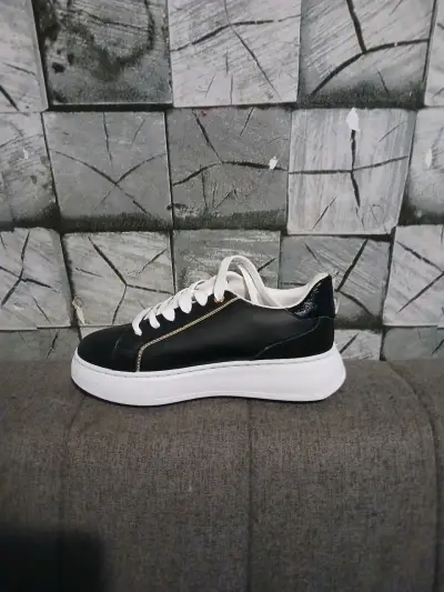 Zapatillas negras con detalles dorados - miniatura 2
