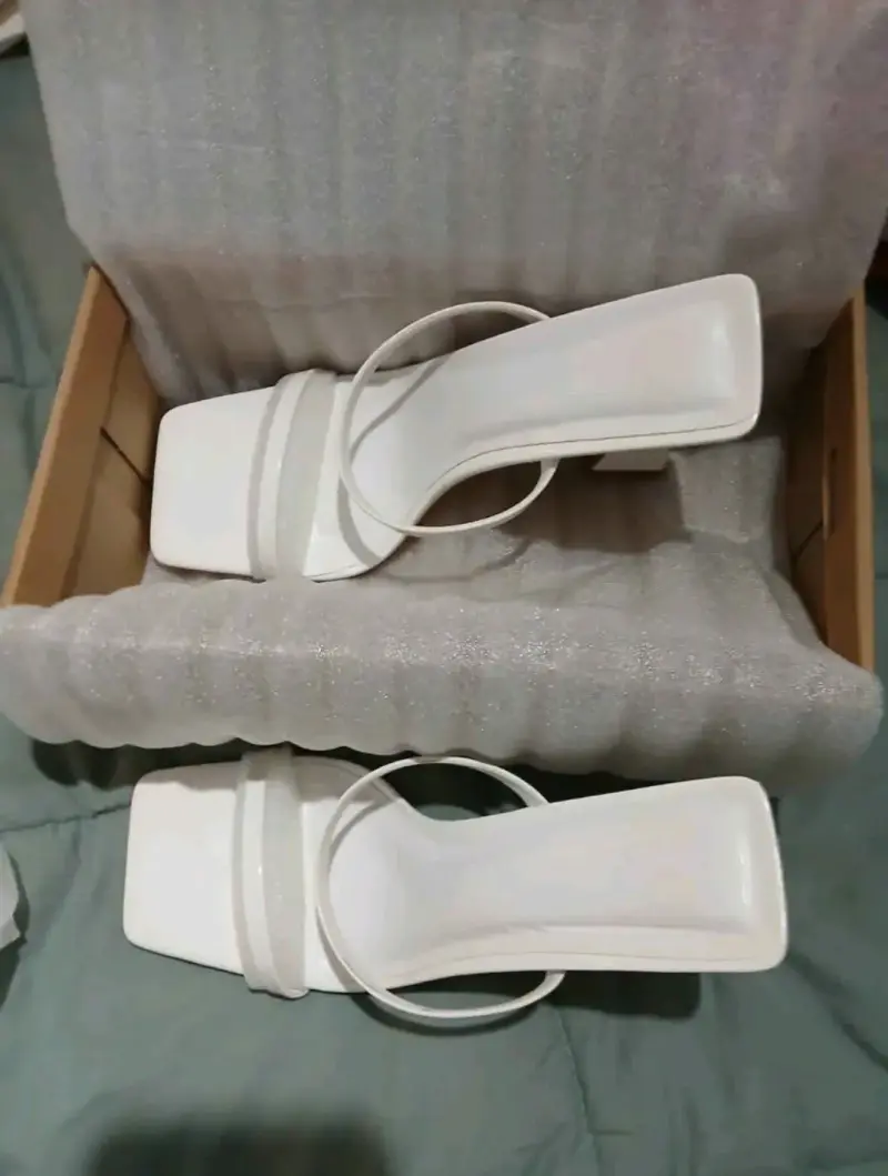 Sandalias blancas de tacón
