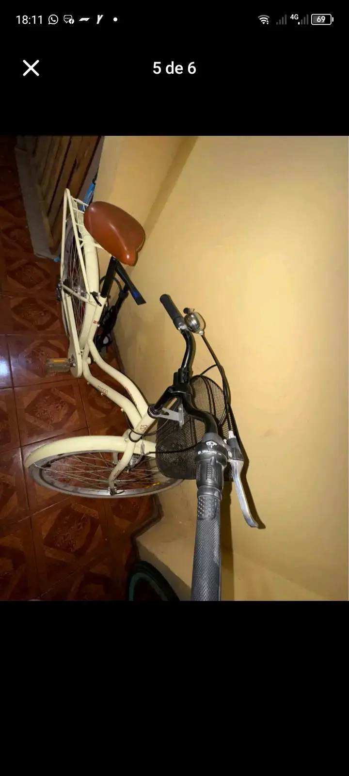 Bicicleta urbana beige con canasto - 4