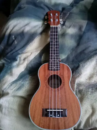 Ukulele sonun Kauai modelo 8398 - miniatura 1