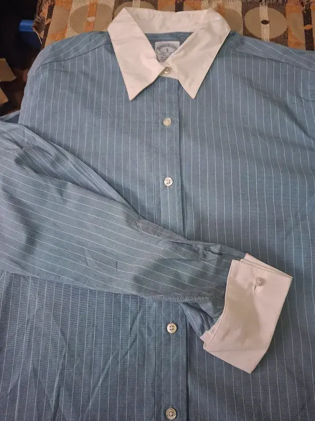 Camisa rayada azul con cuello blanco - 1