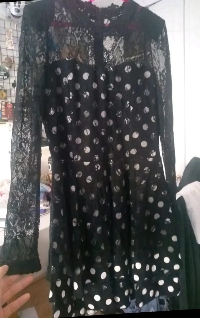 Vestido negro de encaje con lunares - 1