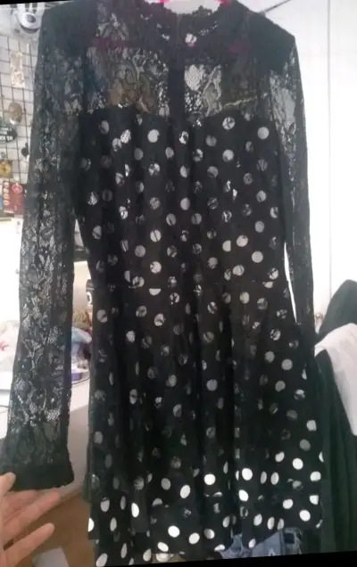 Vestido negro de encaje con lunares - miniatura 1