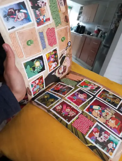 Álbum Gravity Falls - Panini ORIGINAL (90% Lleno - - miniatura 3