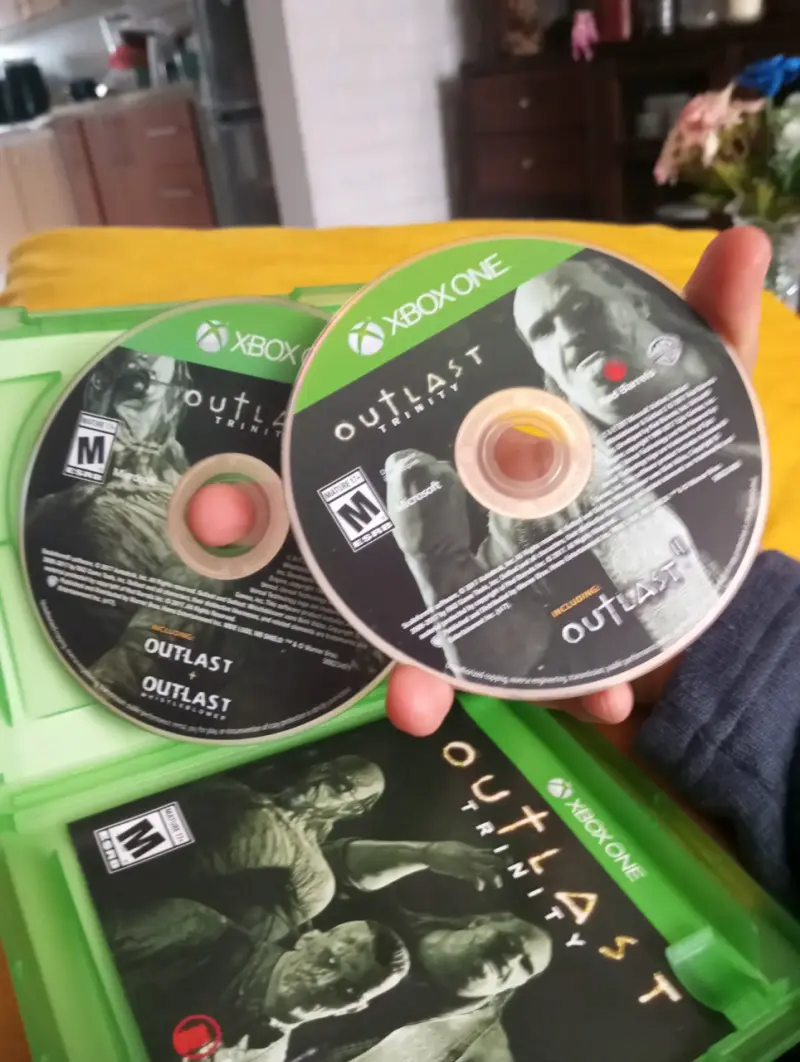 Outlast Trinity Xbox One (Trilogía Física Completa - 4