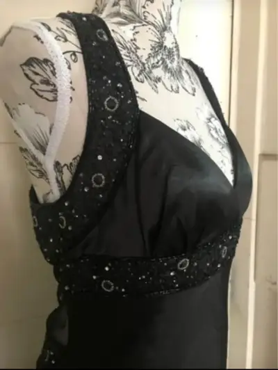 Vestido negro con lentejuelas - miniatura 1