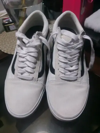 Zapatillas blancas con detalle negro - miniatura 1