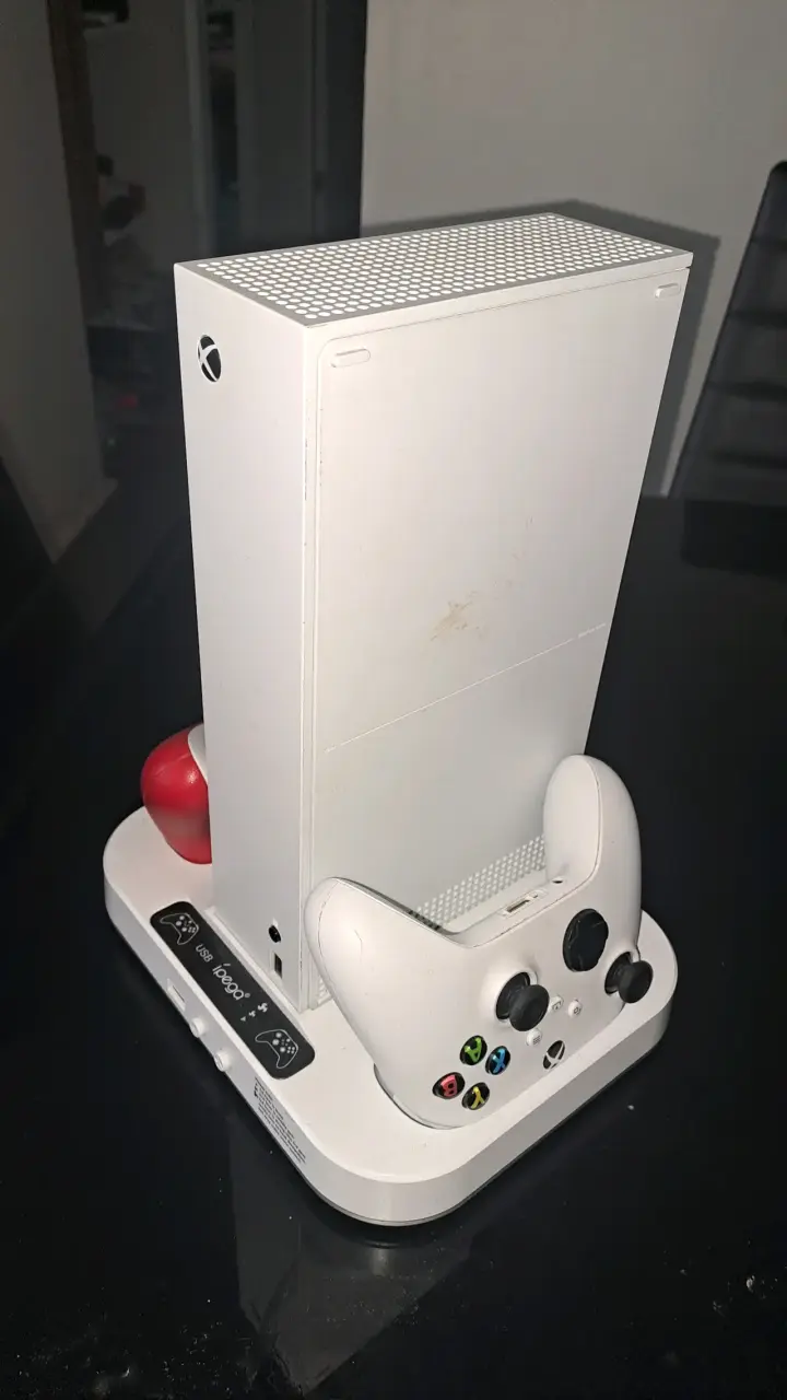 Consola Xbox con control y base - 1