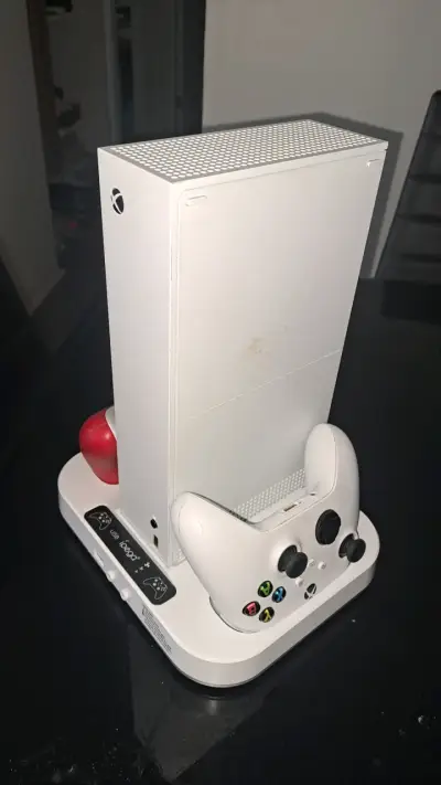 Consola Xbox con control y base - miniatura 1