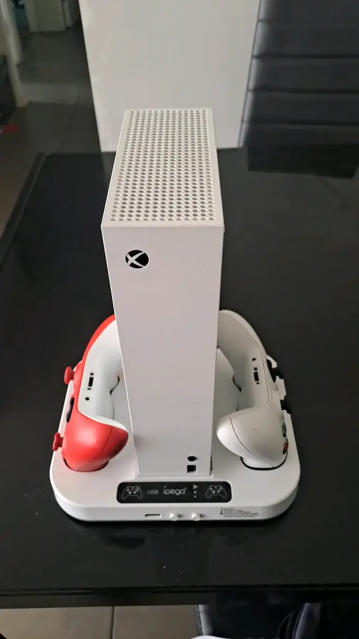 Consola Xbox con control y base - 3