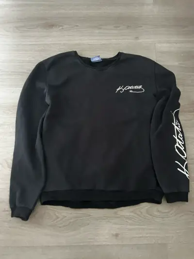 Polerón negro con diseño - miniatura 1