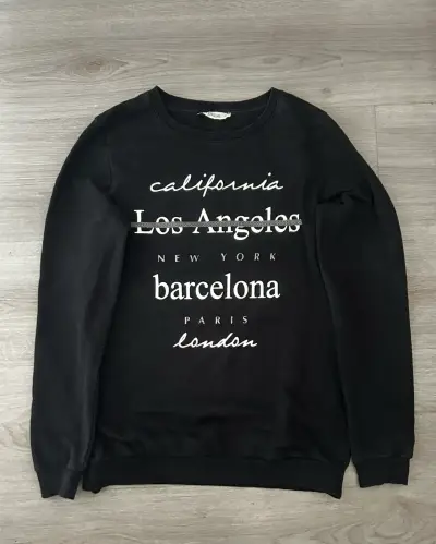 Polerón negro con diseño - miniatura 2