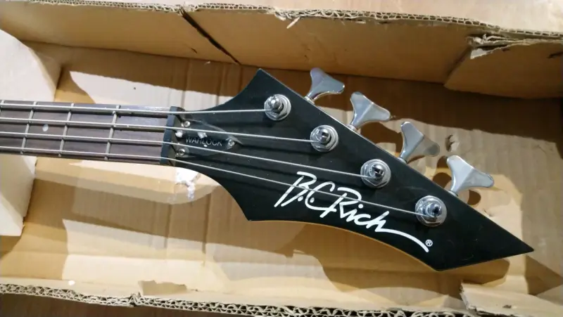 Bajo eléctrico BCRich Warlock negro de 4 cuerdas - 2