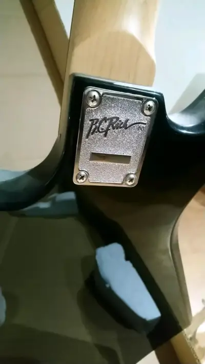 Bajo eléctrico BCRich Warlock negro de 4 cuerdas - miniatura 3