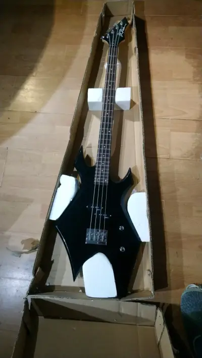 Bajo eléctrico BCRich Warlock negro de 4 cuerdas - miniatura 4
