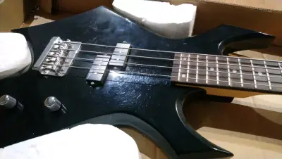 Bajo eléctrico BCRich Warlock negro de 4 cuerdas - miniatura 6