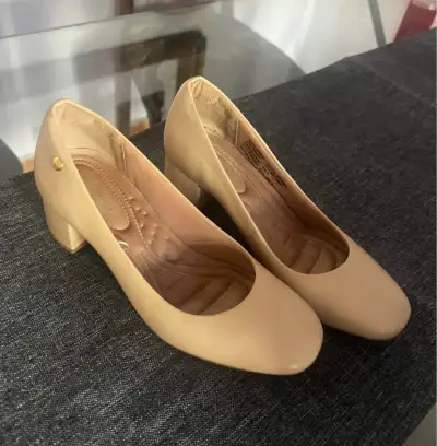 Zapatos beige de tacón bajo Hush Puppies - miniatura 1