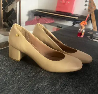 Zapatos beige de tacón bajo Hush Puppies - miniatura 2