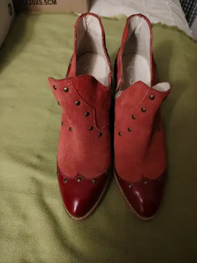 Botines rojos con tachas - miniatura 1