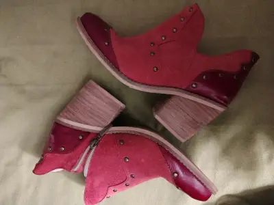 Botines rojos con tachas - miniatura 2