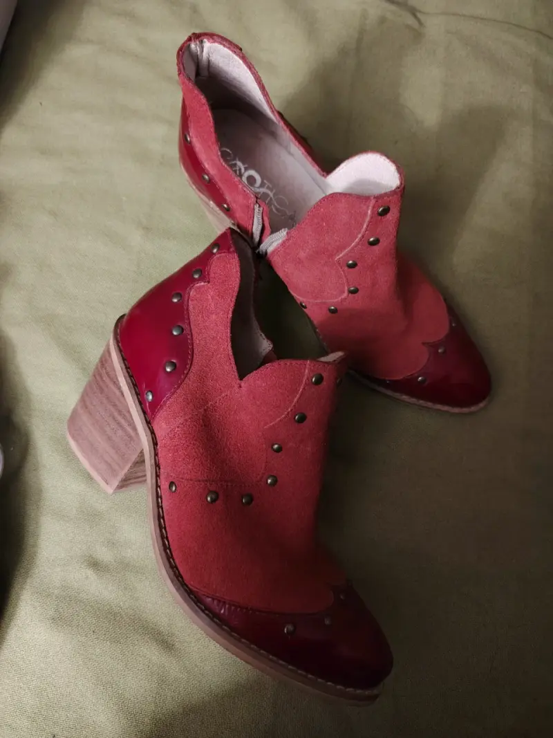 Botines rojos con tachas - 3