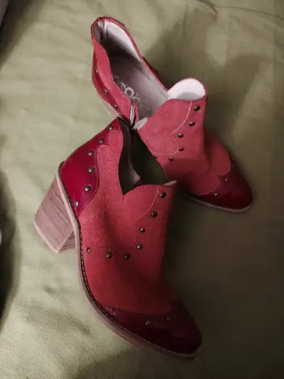Botines rojos con tachas - miniatura 3