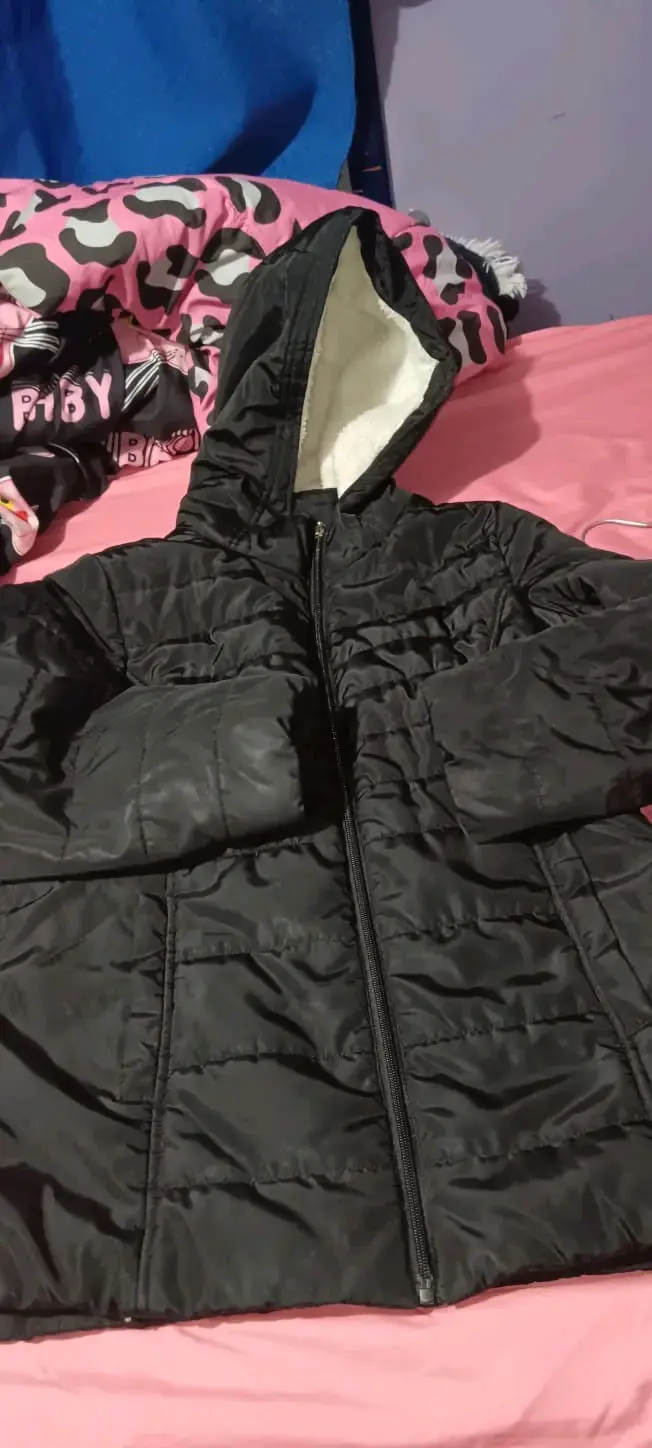 Chaqueta negra con capucha