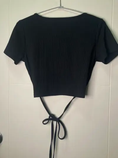Top negro con lazo cruzado - miniatura 4