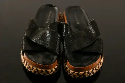 Sandalias negras marca Romano. - miniatura 1