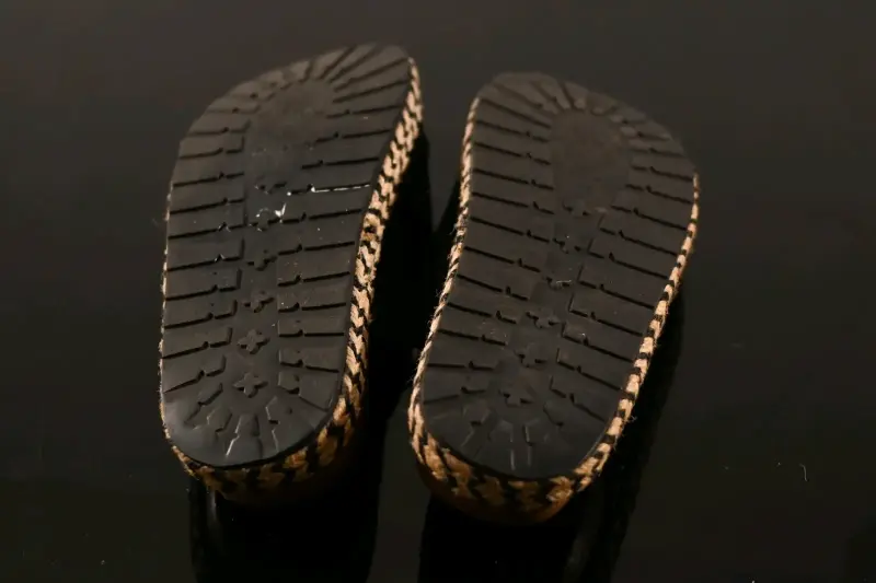 Sandalias negras marca Romano. - 2