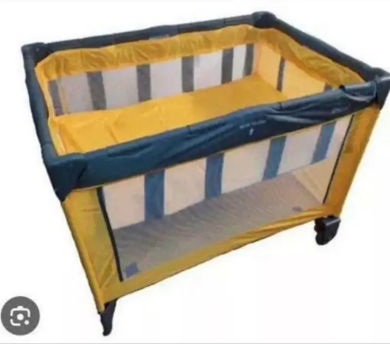 Corral de juegos infantil amarillo - 2