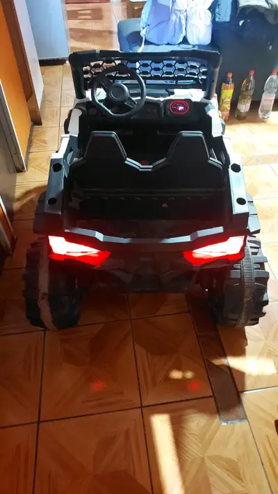 Auto eléctrico infantil negro - miniatura 1