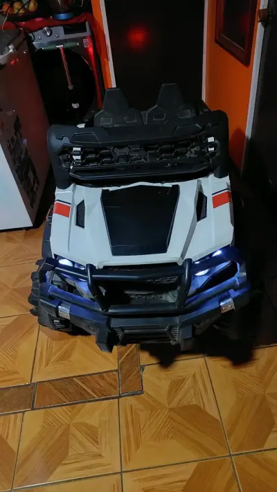 Auto eléctrico infantil negro - miniatura 2