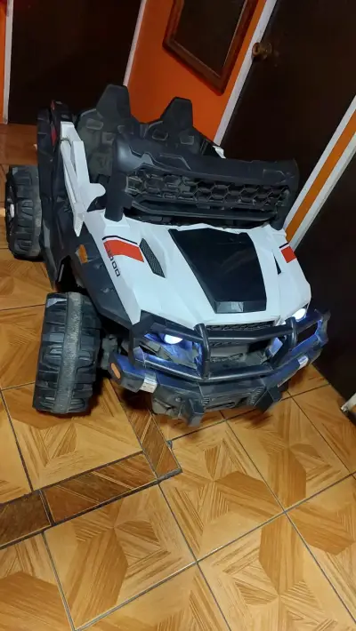 Auto eléctrico infantil negro - miniatura 3