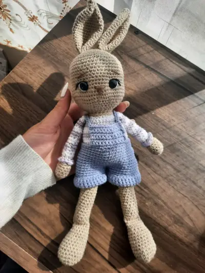 Muñeco conejo tejido a mano - miniatura 1