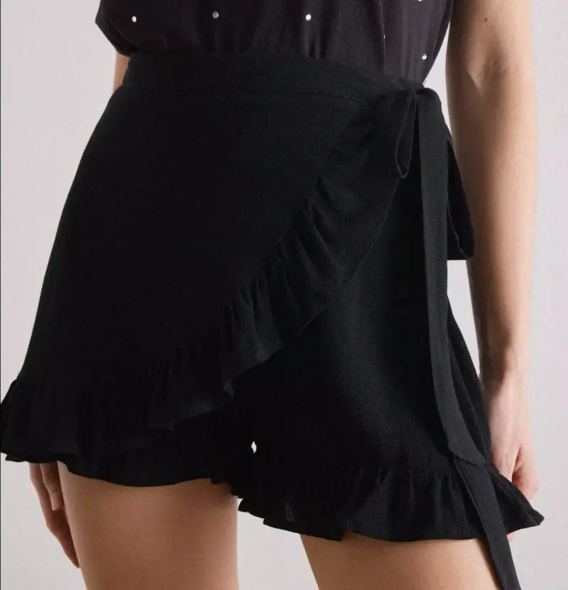Falda negra con volantes