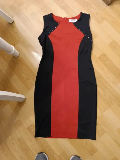 Vestido rojo y negro sin mangas - miniatura 1