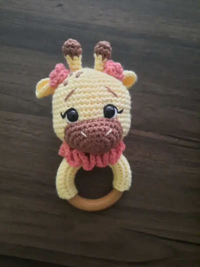Sonajero de jirafa tejido