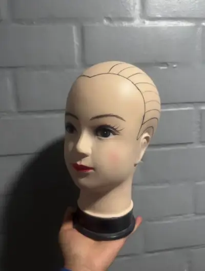 Cabeza maniquí para calvas de látex - miniatura 1