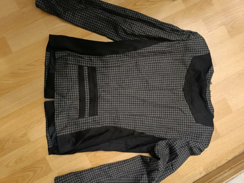 Chaqueta gris con diseño a cuadros - 1